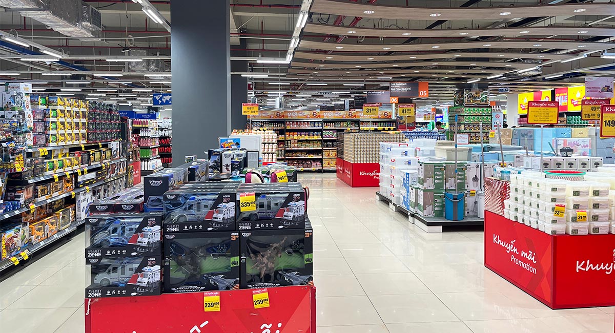 Quy mô siêu thị với nhiều gian hàng và lối di chuyển rộng rãi