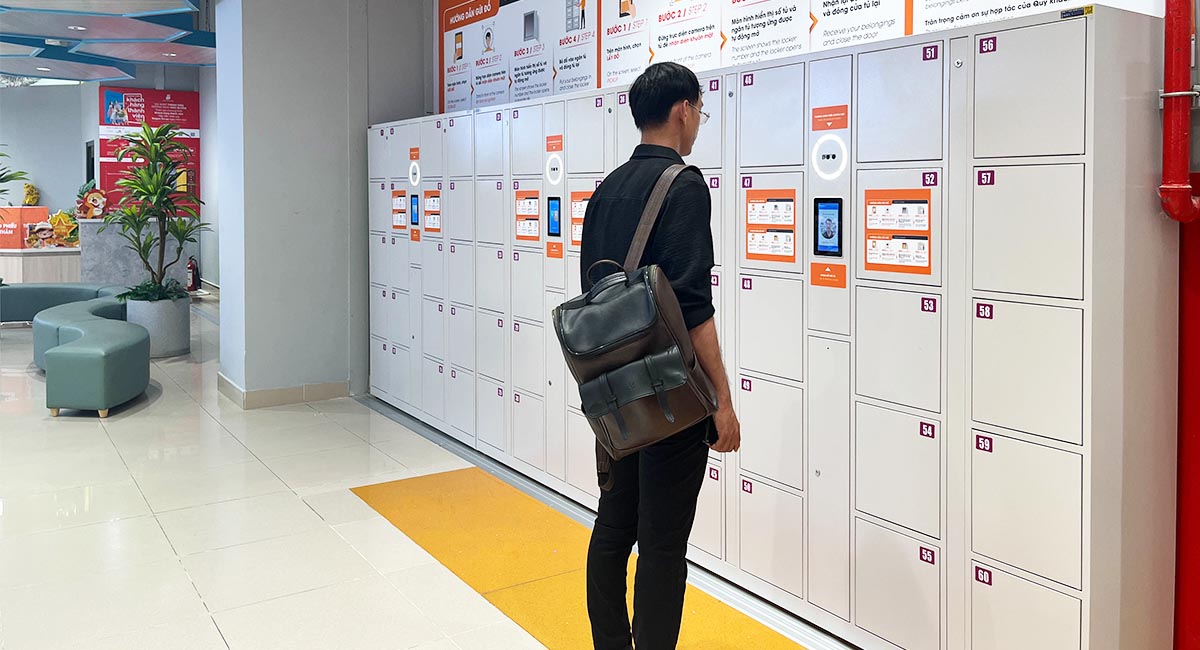 Khách hàng thao tác gửi và nhận đồ nhanh chóng tại tủ eLocker