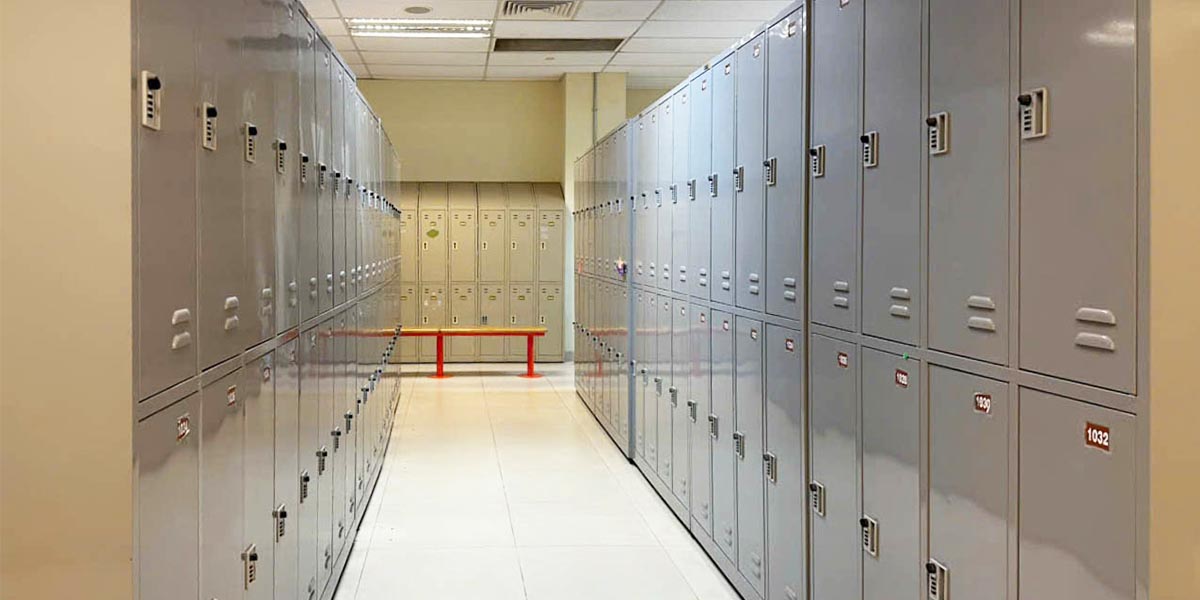 Khu vực phòng thay đồ nhân viên được bố trí tủ locker sắt gọn gàng, khoa học.