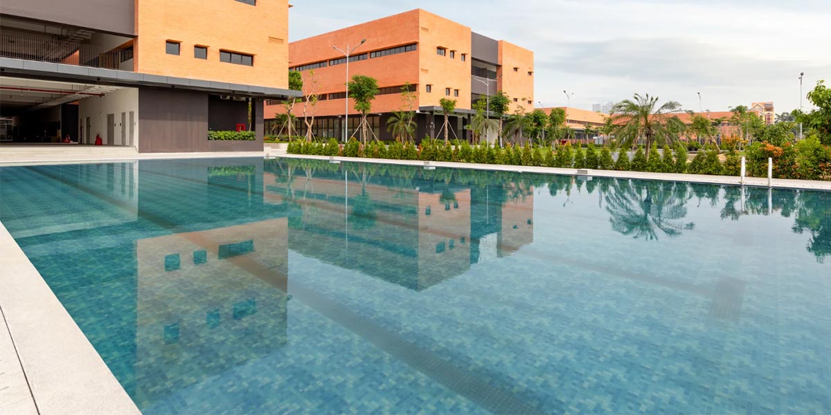 Khu vực hồ bơi trong khuôn viên Trường Quốc tế Nam Mỹ UTS