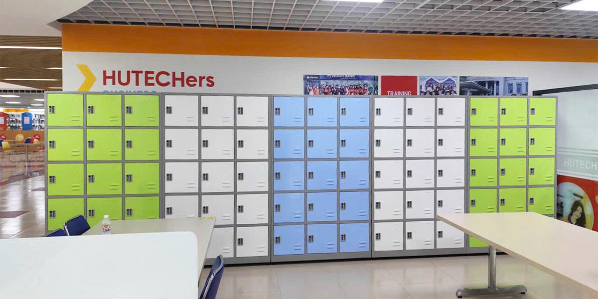 Dãy tủ locker sắt được bố trí khoa học trong khu vực thư viện
