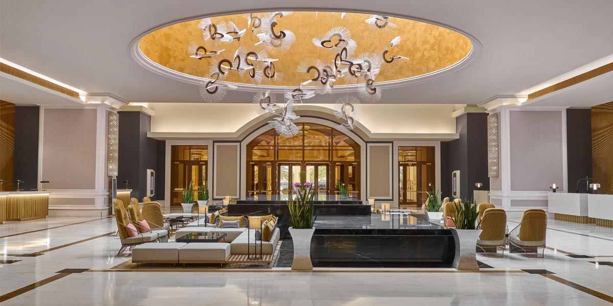 Không gian sảnh khách sạn với thiết kế sang trọng, mang phong cách hiện đại và chuyên nghiệp.