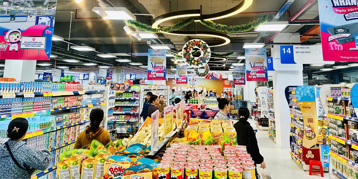 Không gian mua sắm tại Siêu thị Co.opmart Vĩnh Long