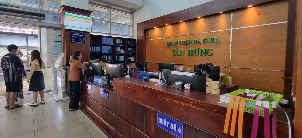 Khu vực quầy tiếp đón và làm thủ tục thăm khám tại Bệnh viện Đa khoa Tân Hưng.