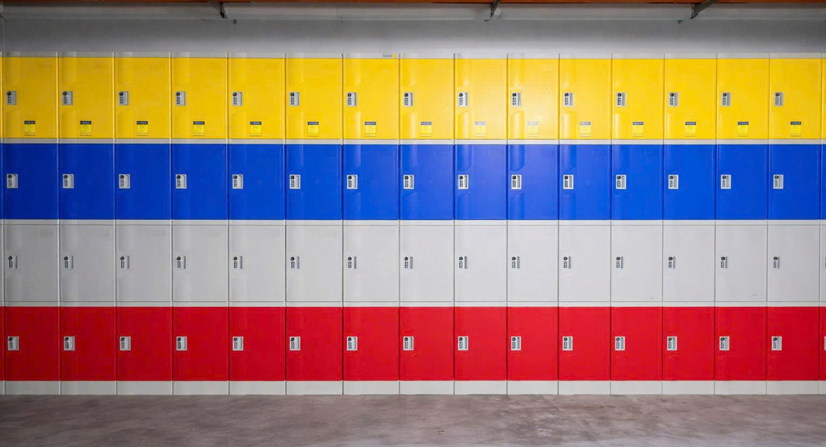 Hệ thống tủ locker ABS N4 đa sắc màu lắp đặt đồng bộ tại Bệnh viện Đa khoa Tân Hưng.