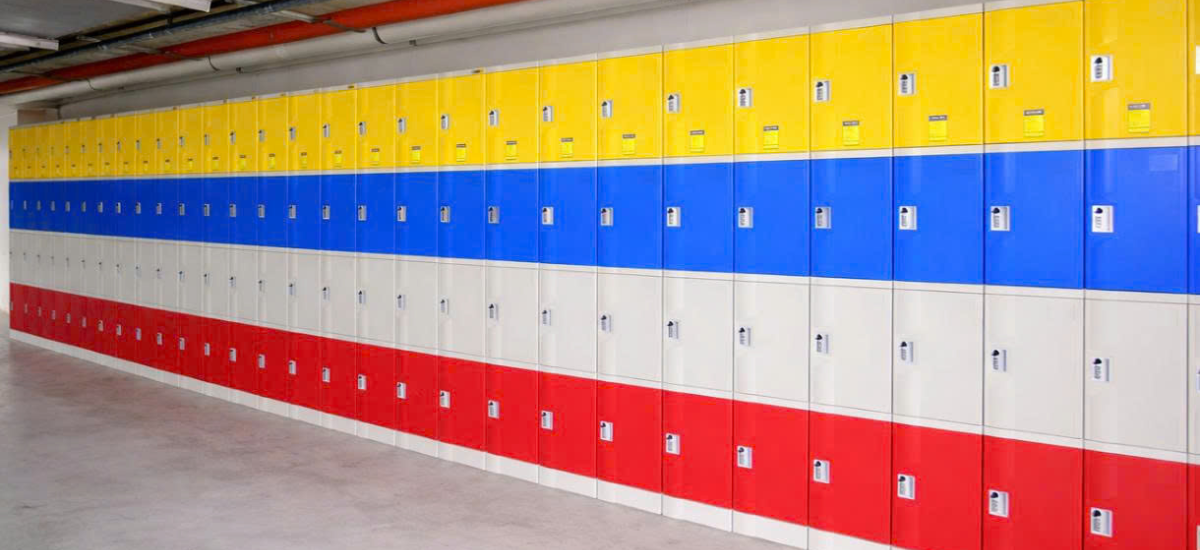 Dãy tủ locker ABS N4 trải dài phục vụ nhu cầu ký gửi đồ dùng của người nhà bệnh nhân.