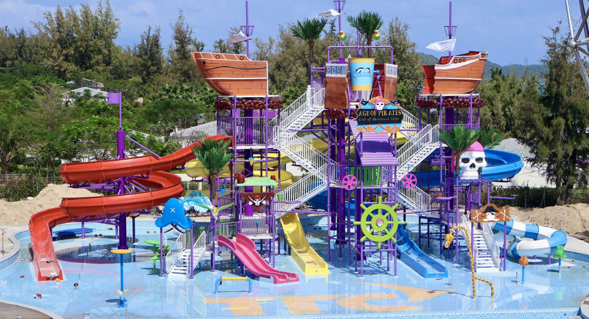 Khu vui chơi tại công viên nước TTC Van Phong Aqua Park với máng trượt đa sắc màu.