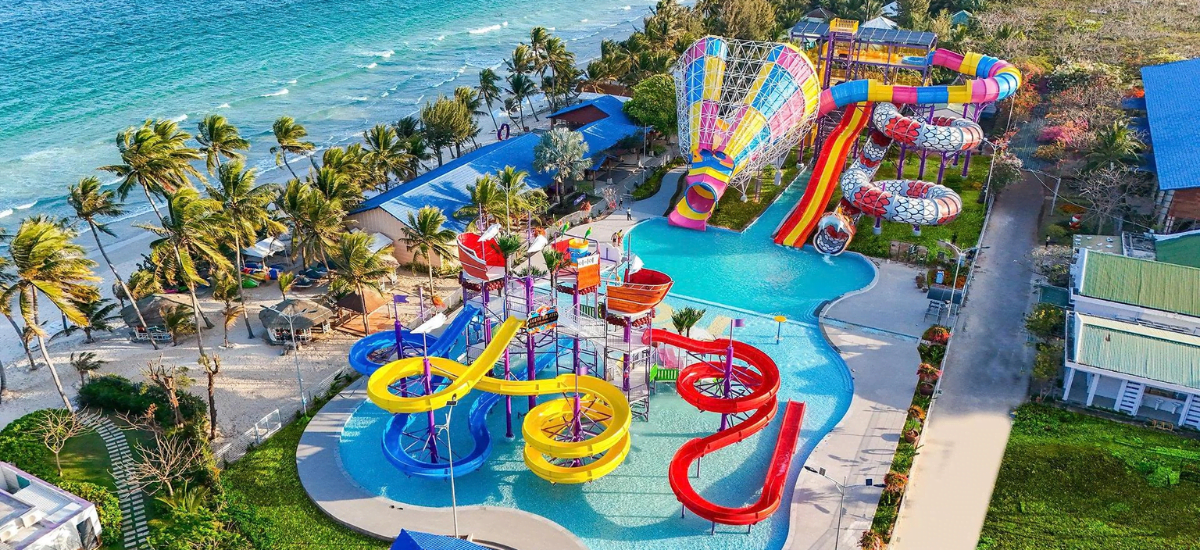 Toàn cảnh công viên nước TTC Van Phong Aqua Park nhìn từ trên cao sát bờ biển Dốc Lết.