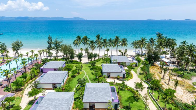 Toàn cảnh khu nghỉ dưỡng TTC Vân Phong Bay Dốc Lết nhìn từ trên cao, nổi bật với hệ thống villa ven biển và hồ bơi vô cực.