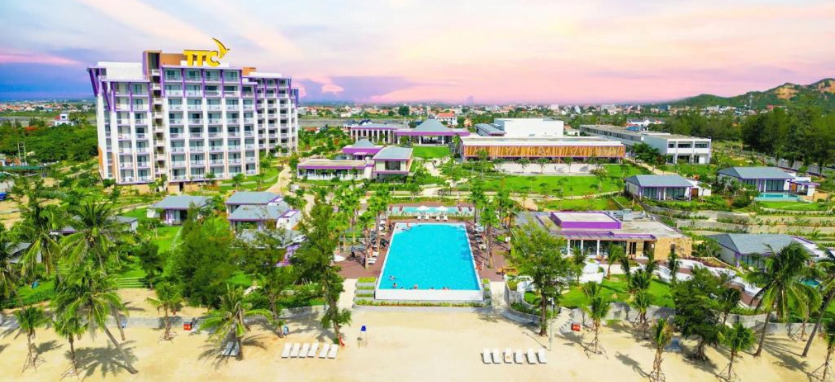 Toàn cảnh TTC Vân Phong Bay Resort Dốc Lết với tòa nhà chính và khu vực hồ bơi vô cực.