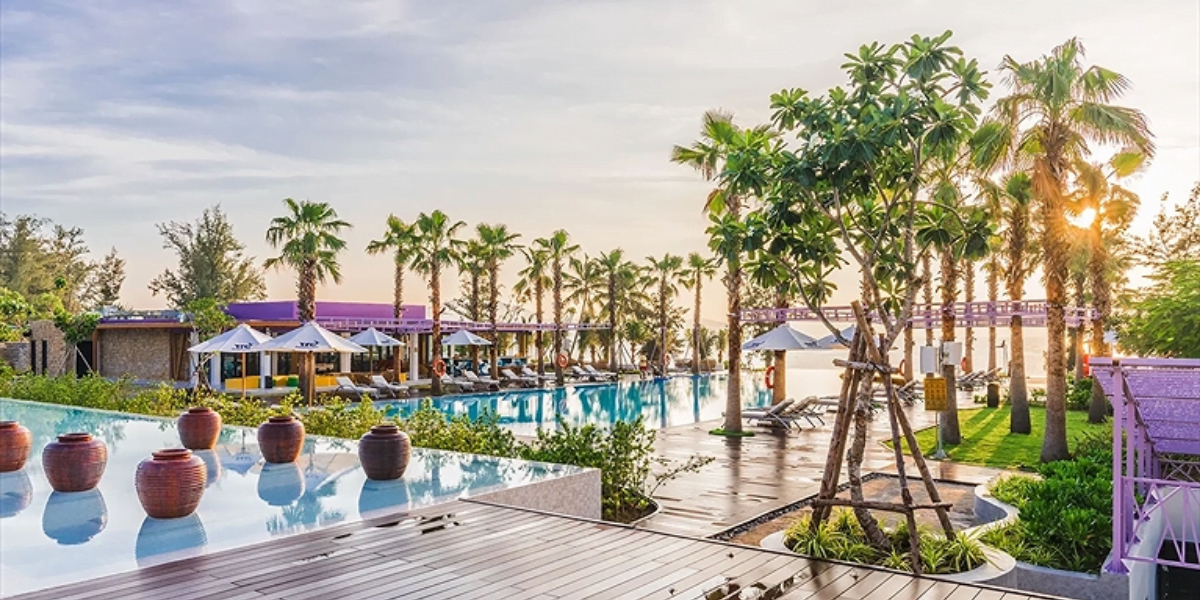 Khu vực hồ bơi vô cực tại TTC Vân Phong Bay Resort.