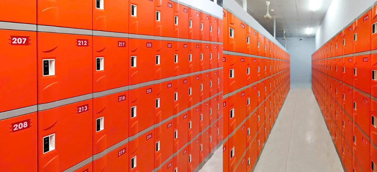 Hệ thống tủ locker ABS NS5 màu cam lắp đặt song song tại khu vực thay đồ TTC Vân Phong Bay.
