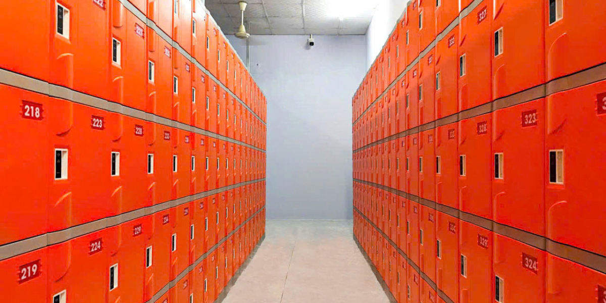 Hệ thống tủ locker ABS NS5 màu cam lắp đặt song song tại khu vực thay đồ TTC Vân Phong Bay.
