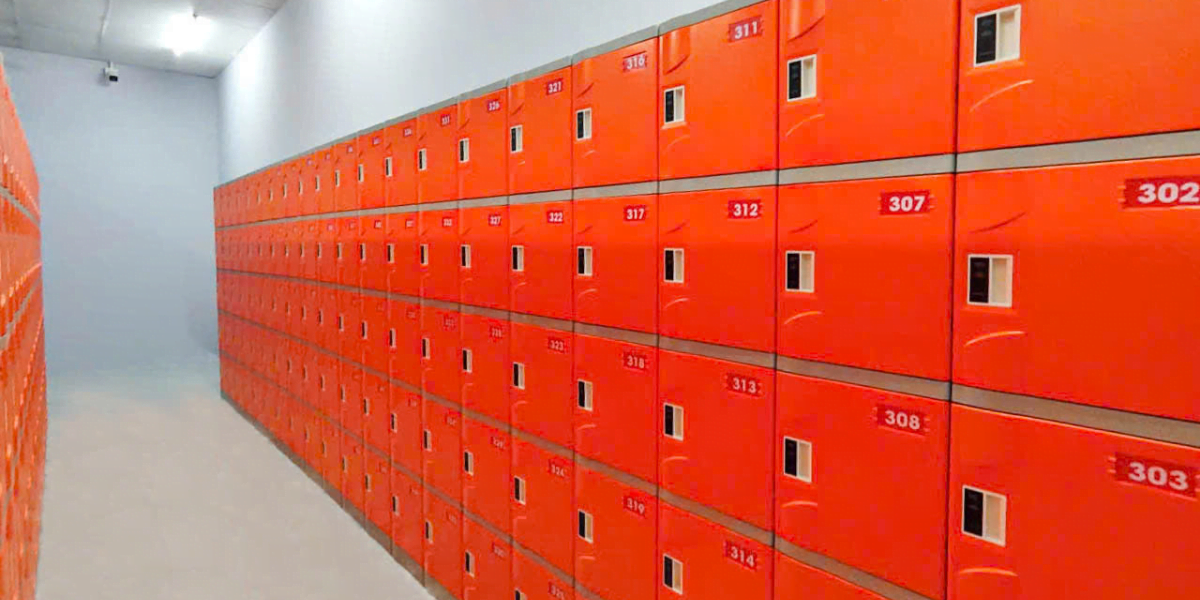 Lối đi giữa hai dãy tủ locker ABS NS5 tích hợp khóa điện tử RF3000C.