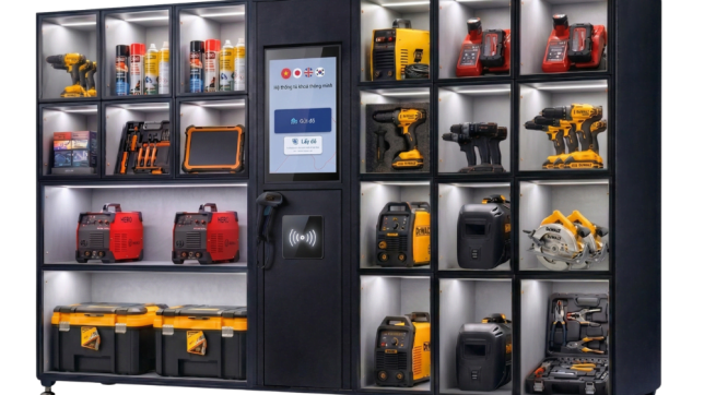Tủ locker cấp phát vật tư - Industrial Vending Machine màu đen chứa máy hàn, máy khoan và hộp dụng cụ cơ khí.
