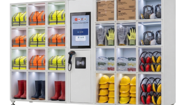 Tủ locker thông minh màu trắng cấp phát đồ bảo hộ PPE: mũ bảo hiểm, áo phản quang, găng tay, ủng.