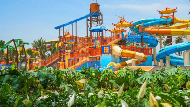 Khu vui chơi máng trượt nước nhiều màu sắc tại Sun World Hà Nam