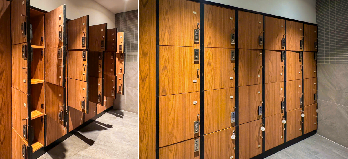 Các ngăn tủ locker gỗ đang mở một phần và dãy tủ locker lắp khóa số điện tử C1000D trong phòng thay đồ nam