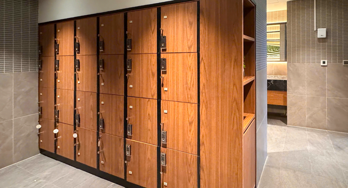 Hệ thống tủ locker bằng gỗ sang trọng tích hợp khóa điện tử C1000D tại phòng thay đồ nữ của Mövenpick Phú Quốc
