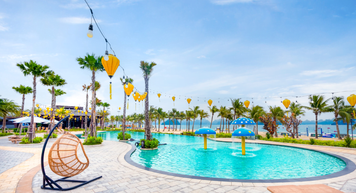 Hồ bơi nghỉ dưỡng 5 sao tại Sonasea Vân Đồn Harbor City.