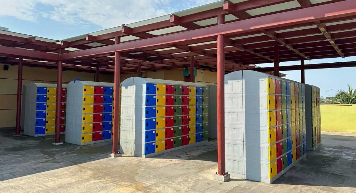 Tổng quan không gian các cụm tủ locker ABS W300 ngoài trời có mái che