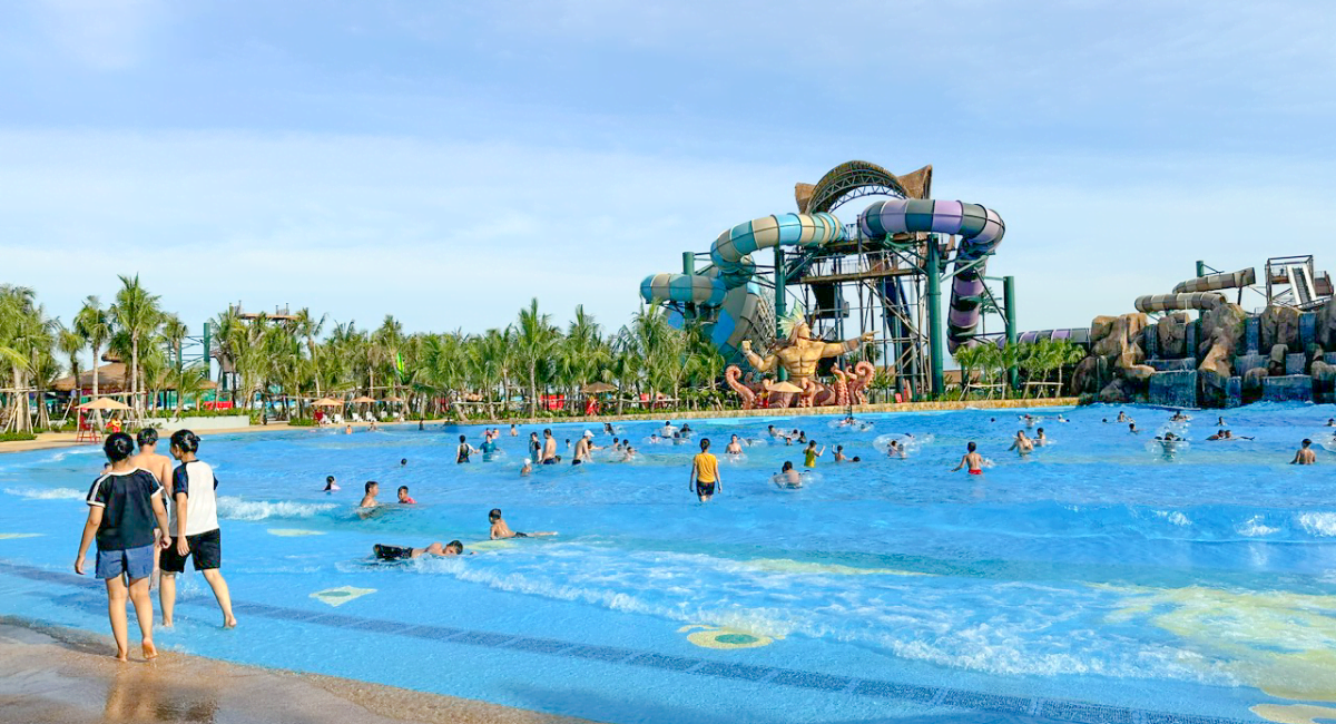 Du khách trải nghiệm các hoạt động vui chơi giải trí tại Sun World Sầm Sơn.