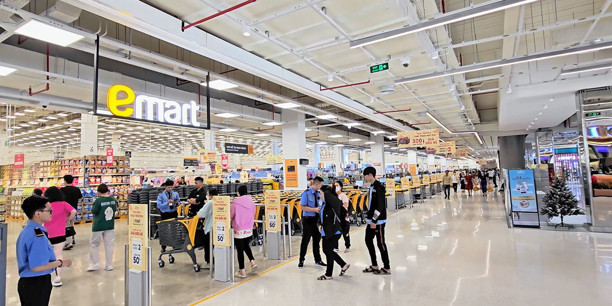 Không gian bên trong siêu thị Emart Phan Huy Ích