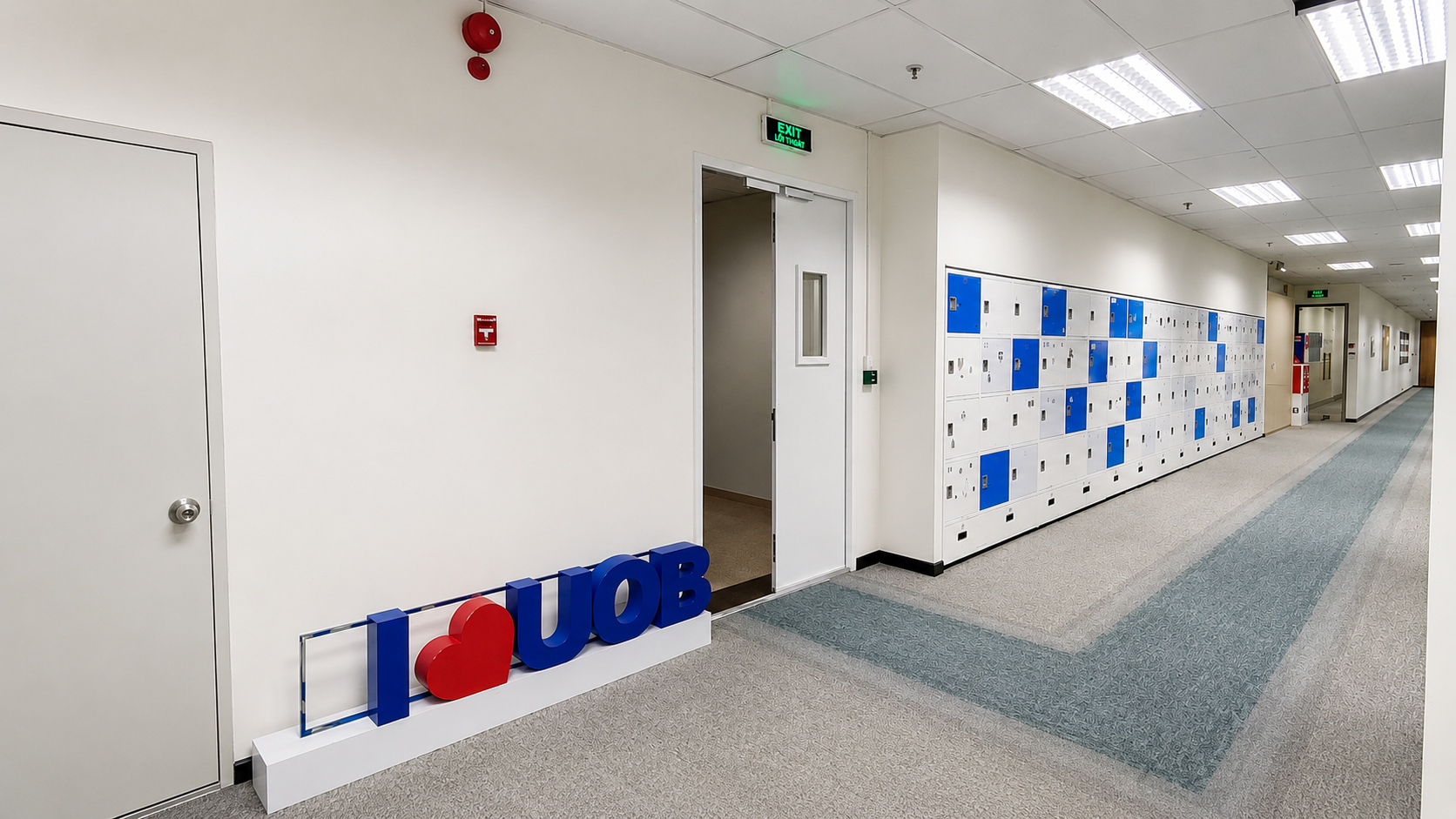 Hình ảnh văn phòng UOB sau khi hệ thống tủ locker sắt N4 kết hợp khoá số 3S được triển khai