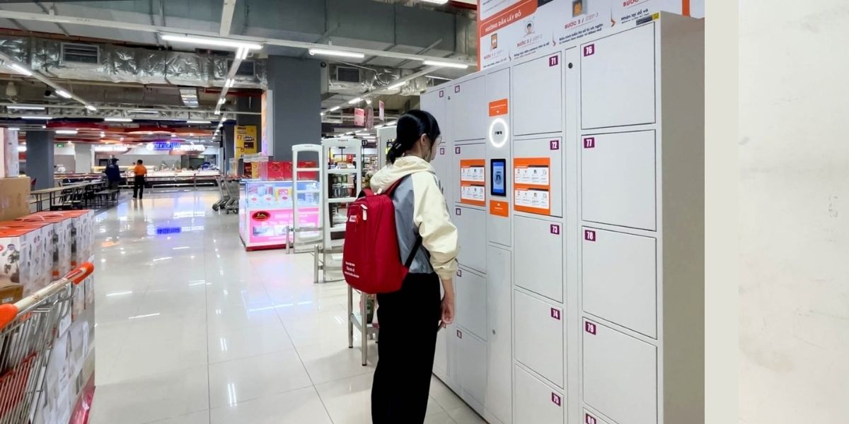Người dùng chủ động thực hiện thao tác gửi và lấy đồ.