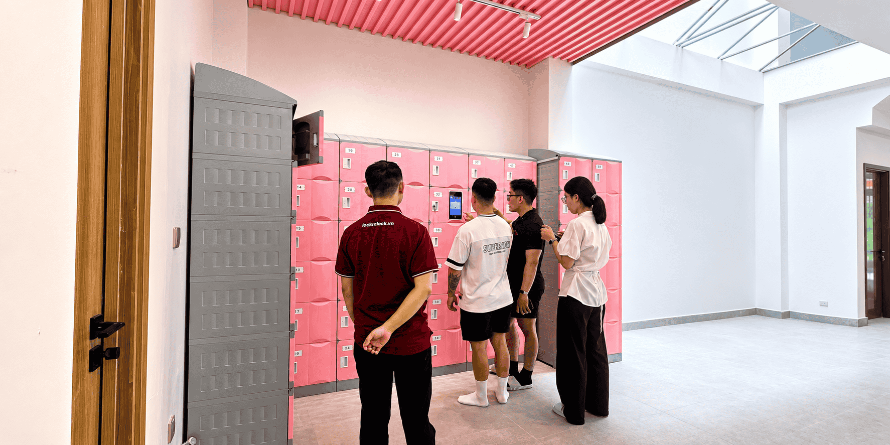 Hệ thổng tủ giúp không gian phòng tập trở nên hiện đại và gọn gàng hơn