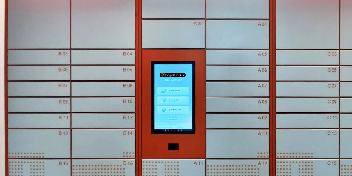 Màn hình cảm ứng tích hợp trên tủ locker thông minh giúp người dùng thao tác gửi và nhận đồ một cách nhanh chóng.